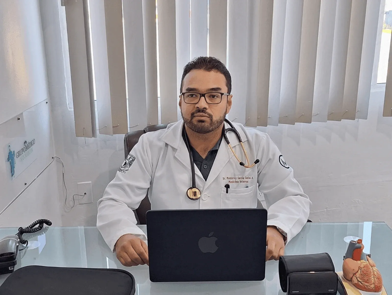 Dr. Carlos Monterrey - Cardiólogo